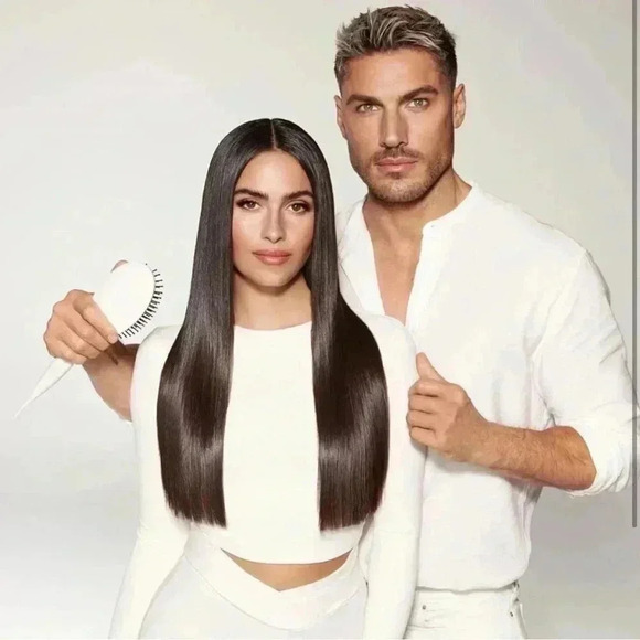 COLOR WOW Dream Coat Supernatural Spray – Keep Your Hair Frizz-Free and Shiny - Picture 8 of 10